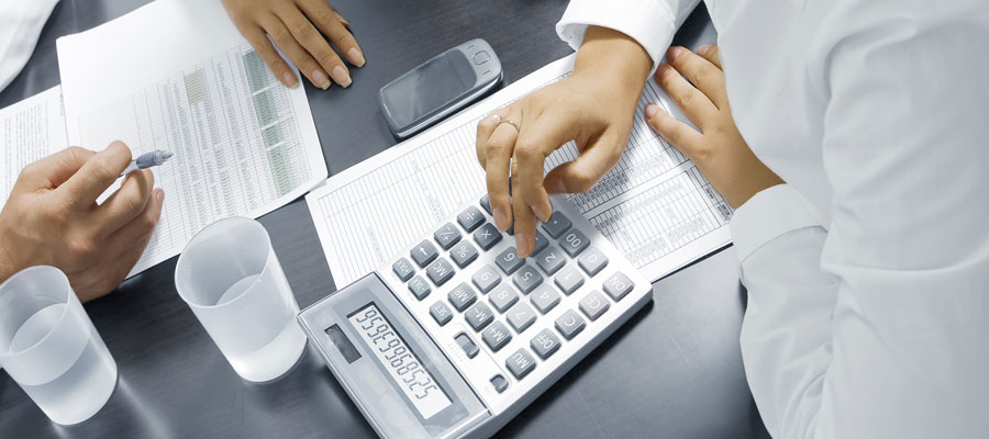 Geschäftsleute besprechen Diagramme und Strategien